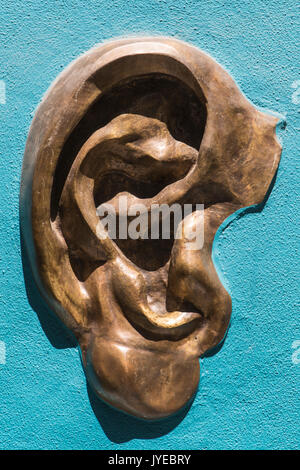 Ohr Skulptur in Bronze an der Wand Stockfoto