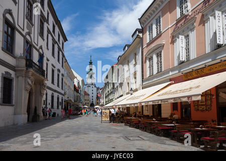 Fußgängerzone im Zentrum von Bratislava mit Michael's Gate im Hintergrund, Bratislava, Slowakei. Stockfoto