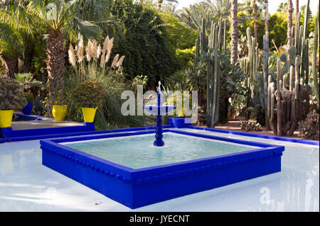 Der blaue Brunnen im Jardin Majorelle Garten, Marrakesch, Marokko Stockfoto