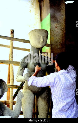 Ein indischer Künstler macht Lehm Idol von Lord Ganesha (der Elefant Gottheit - der hinduistische Gott der Erfolg auf der Straße von ramlal Bazar Kolkat. Stockfoto