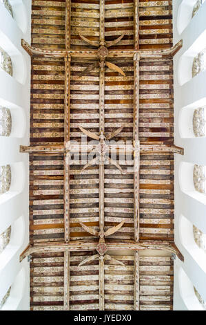 Aus Holz geschnitzte Engel auf das Kirchenschiff Decke, circa 1500, Interieur der Kirche der Heiligen Dreifaltigkeit, Blythburgh, Suffolk, England, Stockfoto