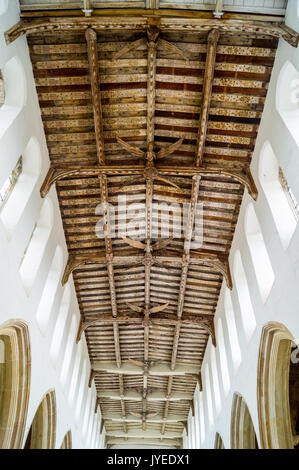 Aus Holz geschnitzte Engel auf das Kirchenschiff Decke, circa 1500, Interieur der Kirche der Heiligen Dreifaltigkeit, Blythburgh, Suffolk, England, Stockfoto