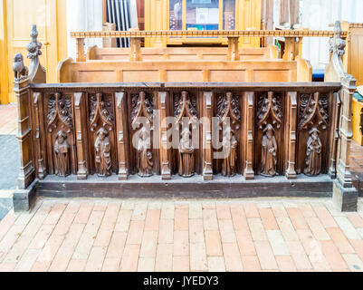 Mittelalterliche Chorgestühl mit geschnitzten Figuren von Heiligen und Apostel, Interieur der Kirche der Heiligen Dreifaltigkeit, Blythburgh, Suffolk, England Stockfoto