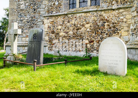 Beerdigungsplan der Blois Familie im Schatten des Turms, Kirche der Heiligen Dreifaltigkeit, Blythburgh, Suffolk, England Stockfoto