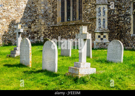 Beerdigungsplan der Blois Familie im Schatten des Turms, Kirche der Heiligen Dreifaltigkeit, Blythburgh, Suffolk, England Stockfoto