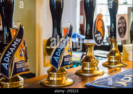 Adnams Southwold Bitter, Hektors Rein und Shortts Projekt Amarillo real ale Pumpe clips, Adnams "Ship Inn, Dunwich, Suffolk, England Stockfoto