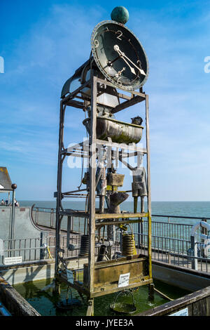 Wasser Wecker von Tim Hunkin und Jackson, 1998 Pier, Southwold, Suffolk, England Stockfoto