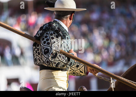 Picador Stierkämpfer, Lancer, deren Aufgabe es ist, schwächen Bull Nackenmuskulatur in der Stierkampfarena für Jaen, Spanien Stockfoto