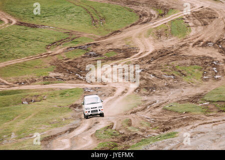 Stepantsminda Gergeti, Georgien - 23. Mai 2016: Mitsubishi Delica Raum Zahnrad auf der Landstraße im Sommer Bergwelt. Delica ist eine Reihe von Lkw Stockfoto