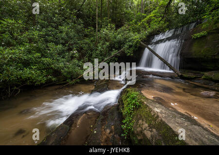 Crow Creek Falls liegen auf Crow Creek in der Nähe, wo es in See Samen mündet (zwischen Lake Burton und Lake Rabun).  Der Bach Oberlauf sind auf Oakey Mtn, aber sein Einzugsgebiet umfasst auch den südlichen Teil von Crow Mountain.  Die Fälle selbst sind ungefähr 15 Fuß hoch.  Das Gebiet rund um die Wasserfälle ist sehr offen, und wäre ein wunderbarer Ort für einen heißen Sommer-Nachmittag. Stockfoto