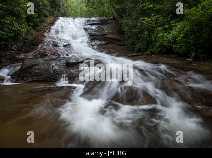 Helton Creek Falls sind im Union County, Georgia Von Helton Creek Road. Die Straße selbst ist ziemlich rau entweder aus Richtung, aber der Weg zu den Wasserfällen ist sehr kurz. Die obere Falls sind ca. 50 m hoch und sind eine sehr steile Rutsche mit einem großen Pool an der Unterseite. Die Lower Falls sind etwa 30 Fuß hoch und Kaskade aus einer relativ allmähliche Neigung zu einer anständigen Größe Pool an der Unterseite. Stockfoto