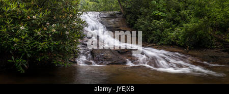 Helton Creek Falls sind im Union County, Georgia Von Helton Creek Road. Die Straße selbst ist ziemlich rau entweder aus Richtung, aber der Weg zu den Wasserfällen ist sehr kurz. Die obere Falls sind ca. 50 m hoch und sind eine sehr steile Rutsche mit einem großen Pool an der Unterseite. Die Lower Falls sind etwa 30 Fuß hoch und Kaskade aus einer relativ allmähliche Neigung zu einer anständigen Größe Pool an der Unterseite. Stockfoto