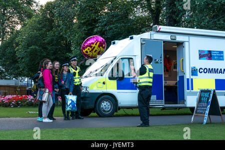 Polizei Schottland Command Einheit, Princes Street Gardens beim Edinburgh Fringe Festival, nicknamed Veranstaltungsort 999, mit Polizisten unter Foto von Schülerinnen Stockfoto