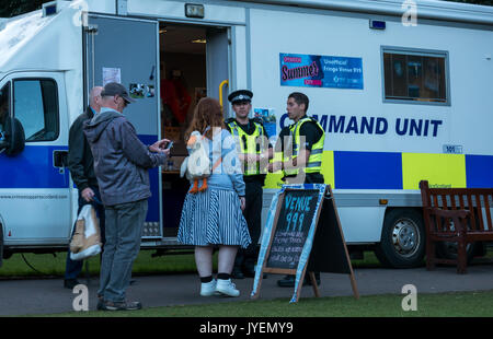 Polizei Schottland Befehl Einheit in der Princes Street Gardens während des Edinburgh Fringe Festival, nicknamed Veranstaltungsort 999, Großbritannien stationiert Stockfoto