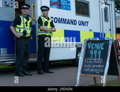 Polizei Schottland Command Einheit, Princes Street Gardens beim Edinburgh Fringe Festival und humorvoll Schiefertafel Zeichen, Veranstaltungsort 999, mit zwei Polizisten Stockfoto