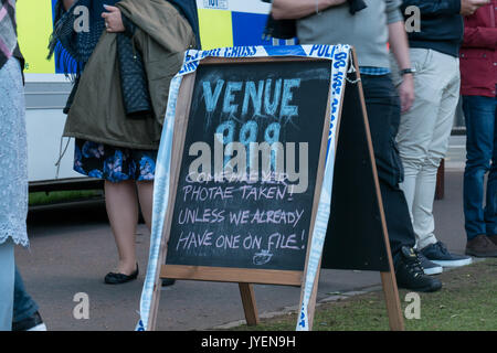Polizei Schottland Befehl Einheit in der Princes Street Gardens während des Edinburgh Fringe Festival stationiert mit schiefertafel humorvoll Zeichen Veranstaltungsort 999 Stockfoto
