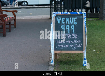 Polizei Schottland Befehl Einheit in die Princes Street Gardens beim Edinburgh Fringe Festival stationiert mit humorvollen Schiefertafel zeichen Veranstaltungsort 999 Stockfoto