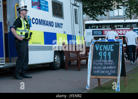 Polizei Schottland Befehl Einheit in die Princes Street Gardens beim Edinburgh Fringe Festival, nicknamed Veranstaltungsort 999 mit Polizist stand von Van stationiert Stockfoto