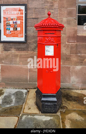 Viktorianischer Briefkasten außerhalb der touristischen Informationen in Chester Stockfoto