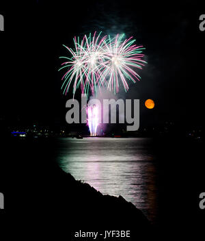 PLYMOUTH, England. 10. August 2017. Der Mond steigt während der britischen Feuerwerk Meisterschaften, ein riesiges Feuerwerk Wettbewerb jährlich in Großbritannien gehalten Stockfoto