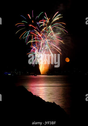 PLYMOUTH, England. 10. August 2017. Der Mond steigt während der britischen Feuerwerk Meisterschaften, ein riesiges Feuerwerk Wettbewerb jährlich in Großbritannien gehalten Stockfoto