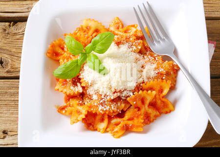 Farfalle mit Tomatensauce und parmesan Stockfoto