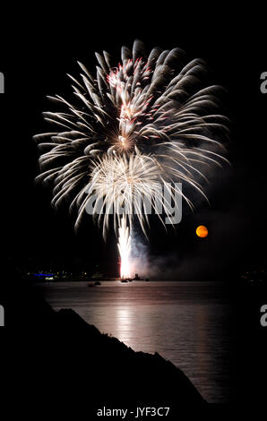 PLYMOUTH, England. 10. August 2017. Der Mond steigt während der britischen Feuerwerk Meisterschaften, ein riesiges Feuerwerk Wettbewerb jährlich in Großbritannien gehalten Stockfoto