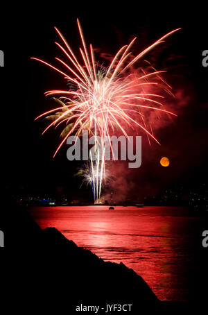 PLYMOUTH, England. 10. August 2017. Der Mond steigt während der britischen Feuerwerk Meisterschaften, ein riesiges Feuerwerk Wettbewerb jährlich in Plymouth statt. Stockfoto