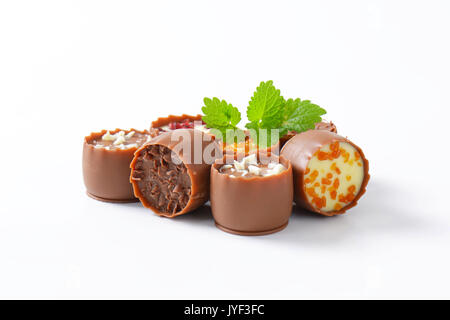 Zarte Milchschokolade Tassen mit Likör und Ganache Zentren Stockfoto