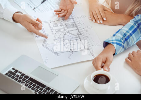 Junges Paar mieten Wohnung zusammen im Büro Layout Stockfoto