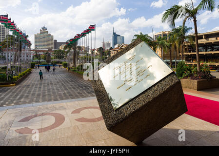 Kenyatta International Convention Center Eingang mit Statue und Plaque, Nairobi, Kenia Stockfoto