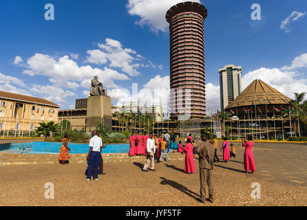 Menschen, die von Jomo Kenyatta statue stehend mit Kenyatta International Convention Center im Hintergrund, Nairobi, Kenia Stockfoto