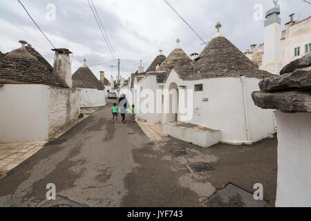 Die typischen Hütten genannt Trulli mit Trockenmauern mit konischem Dach Alberobello Provinz Bari Apulien Italien Europa gebaut Stockfoto