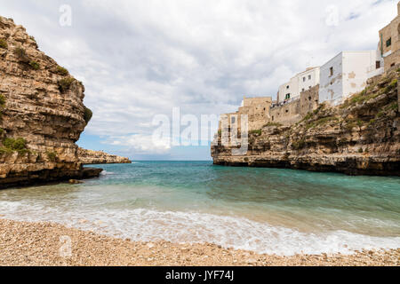 Das türkisfarbene Meer durch die Altstadt auf den Felsen Polignano a Mare Provinz Bari Apulien Italien Europa thront gerahmt Stockfoto