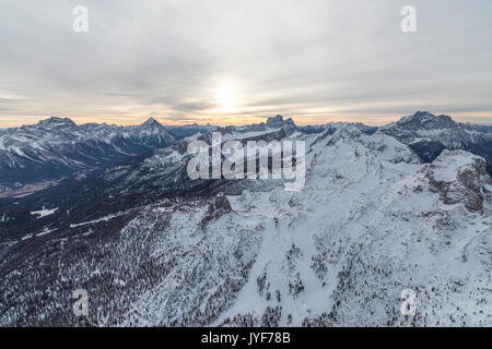 Luftaufnahme des verschneiten Bergrücken der Cinque Torri Dolomiten Cortina D'Ampezzo Provinz Belluno Venetien Italien Europa Stockfoto