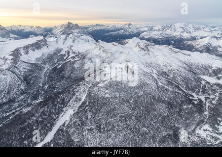 Luftaufnahme des verschneiten Bergrücken der Cinque Torri Dolomiten Cortina D'Ampezzo Provinz Belluno Venetien Italien Europa Stockfoto