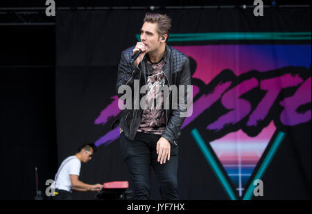 Charlie Simpson von Busted führt auf der Bühne während Supervene V Festival im Hylands Park, Chelmsford. Stockfoto