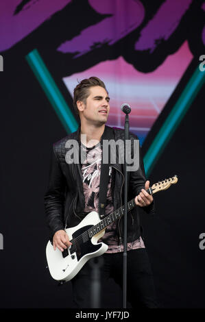 Charlie Simpson von Busted führt auf der Bühne während Supervene V Festival im Hylands Park, Chelmsford. Stockfoto