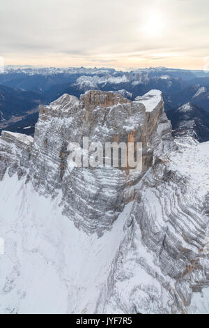 Luftaufnahme der felsigen Gipfel des Monte Pelmo im Morgengrauen Zoldo Dolomiten Provinz Belluno Venetien Italien Europa Stockfoto