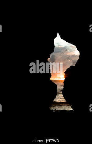 Blick auf den Sonnenuntergang Himmel von einer Wasserhöhle, Praia Dos Tres Irmaos Portimao Algarve Portugal Europa Stockfoto