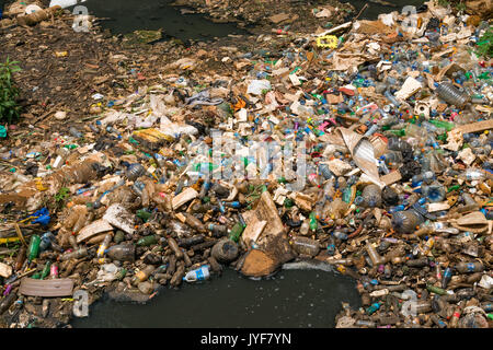 Kunststoff Flaschen und sonstiger Abfall Abfall blockiert Nairobi, Kenia Stockfoto