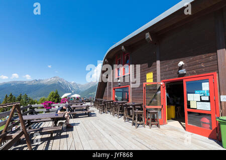 Blue Sky Frames der Rifugio Roccolo Ventura Ponte di Legno Camonica Tal Provinz Brescia Lombardei Italien Europa Stockfoto