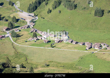 Die typische Alpine Village von Case di Viso von grünen Wiesen Camonica Tal Provinz Brescia Lombardei Italien Europa umgeben Stockfoto