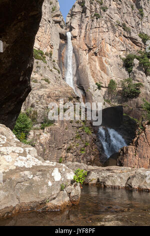 Die piscia Di Gallo Wasserfall umgeben von Granitfelsen und natürlichen Pools Porto-vecchio Korsika Frankreich Europa umgeben Stockfoto
