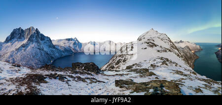 Panoramablick auf die eisigen Meer entlang der Mefjorden zu Ornfjorden auf die Spitze des Mount Barden Senja Tromso Norwegen Europa Stockfoto