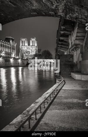 Die Kathedrale Notre Dame de Paris von der Seine Banken in der Nacht in Schwarz & Weiß. Ile de la Cite, Paris, Frankreich Stockfoto