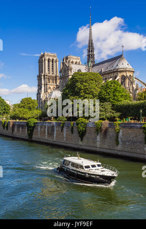 Die Kathedrale Notre Dame de Paris auf der Ile de la Cite. Der Fluss Seine und touristische Boot im Sommer. Paris, Frankreich Stockfoto