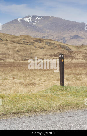 Waymarker auf dem West Highland Way in der Nähe des Inveroran Hotel Stockfoto