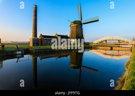 Typische Windmühle in den Kanal in der Morgendämmerung berkmeer Gemeinde koggenland North Holland Niederlande Europa Stockfoto