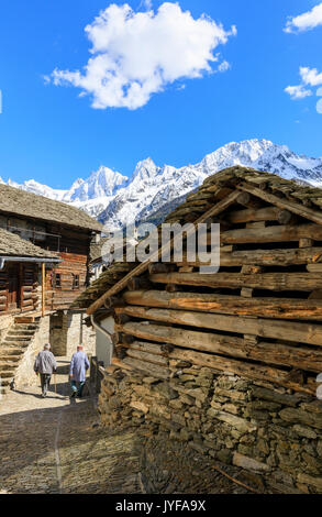 Ältere Männer zwischen typischen Holzhäuser von Soglio Maloja Kanton Graubünden Engadin Bergell Schweiz Europa Stockfoto